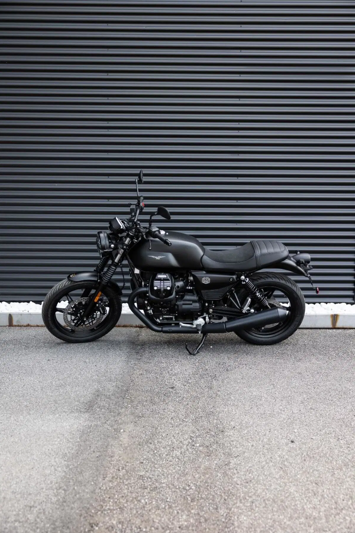 Moto Guzzi V7 Stone (2025 - 26) (2)