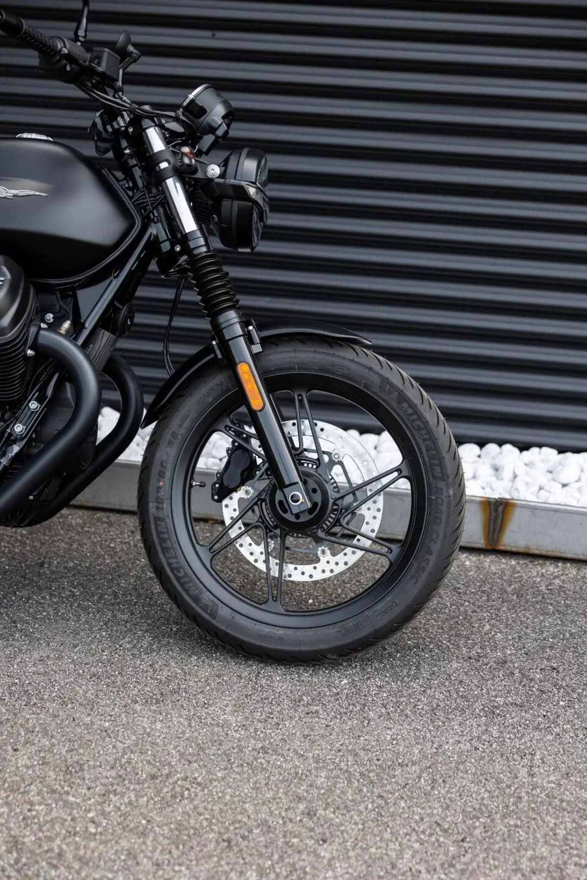Moto Guzzi V7 Stone (2025 - 26) (13)