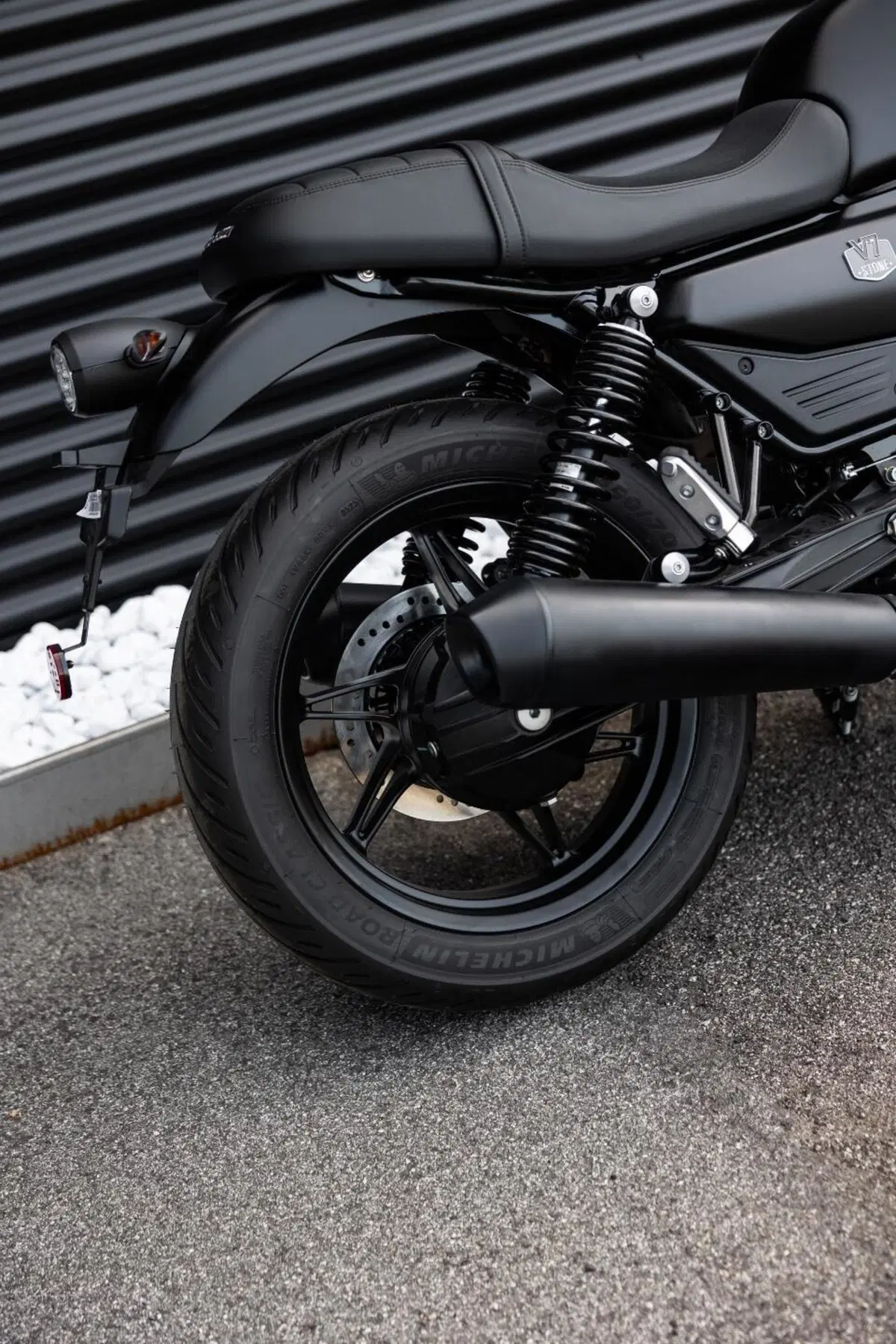 Moto Guzzi V7 Stone (2025 - 26) (14)