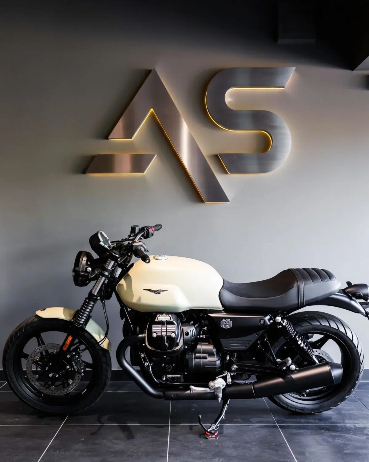 Moto Guzzi V7 Stone (2025 - 26) (4)