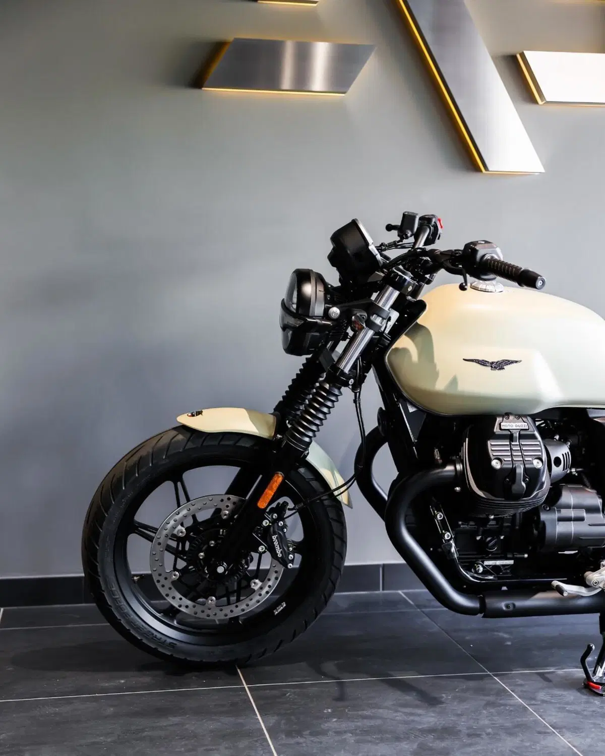 Moto Guzzi V7 Stone (2025 - 26) (5)