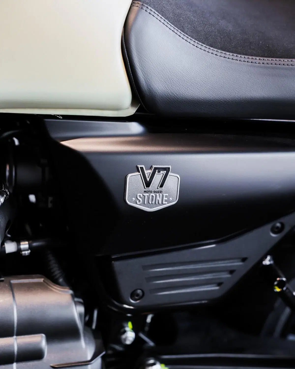 Moto Guzzi V7 Stone (2025 - 26) (8)