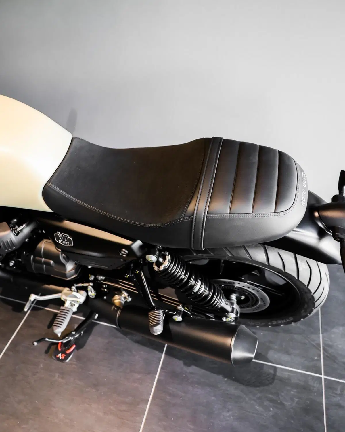 Moto Guzzi V7 Stone (2025 - 26) (9)