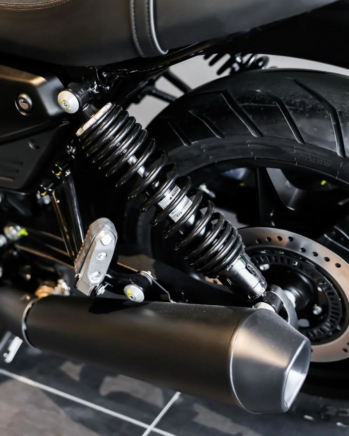 Moto Guzzi V7 Stone (2025 - 26) (11)