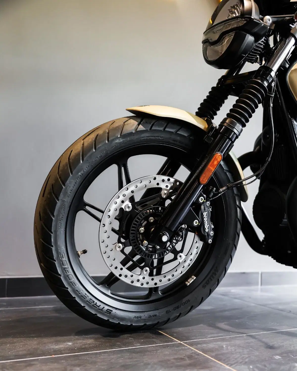Moto Guzzi V7 Stone (2025 - 26) (13)