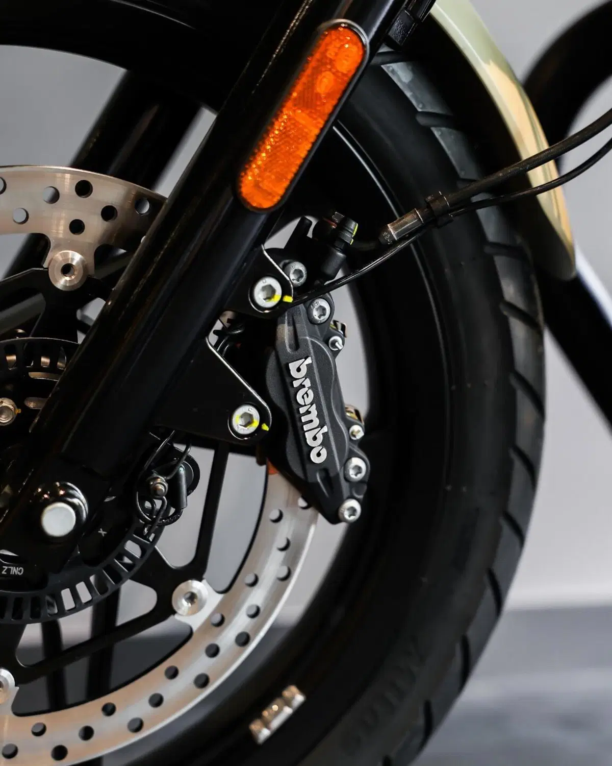 Moto Guzzi V7 Stone (2025 - 26) (14)