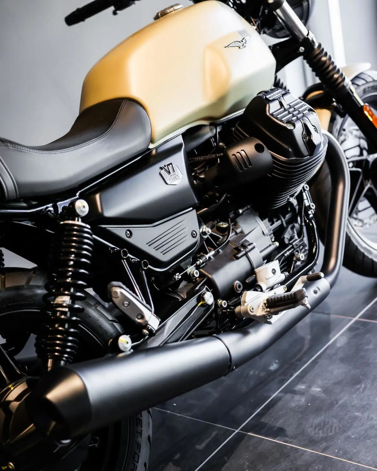 Moto Guzzi V7 Stone (2025 - 26) (17)