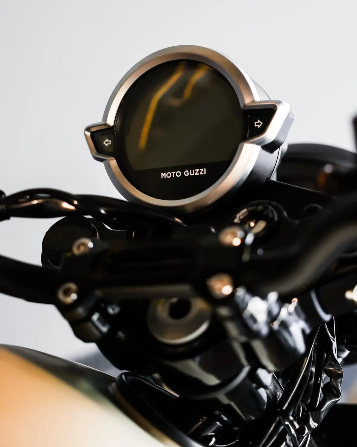 Moto Guzzi V7 Stone (2025 - 26) (18)