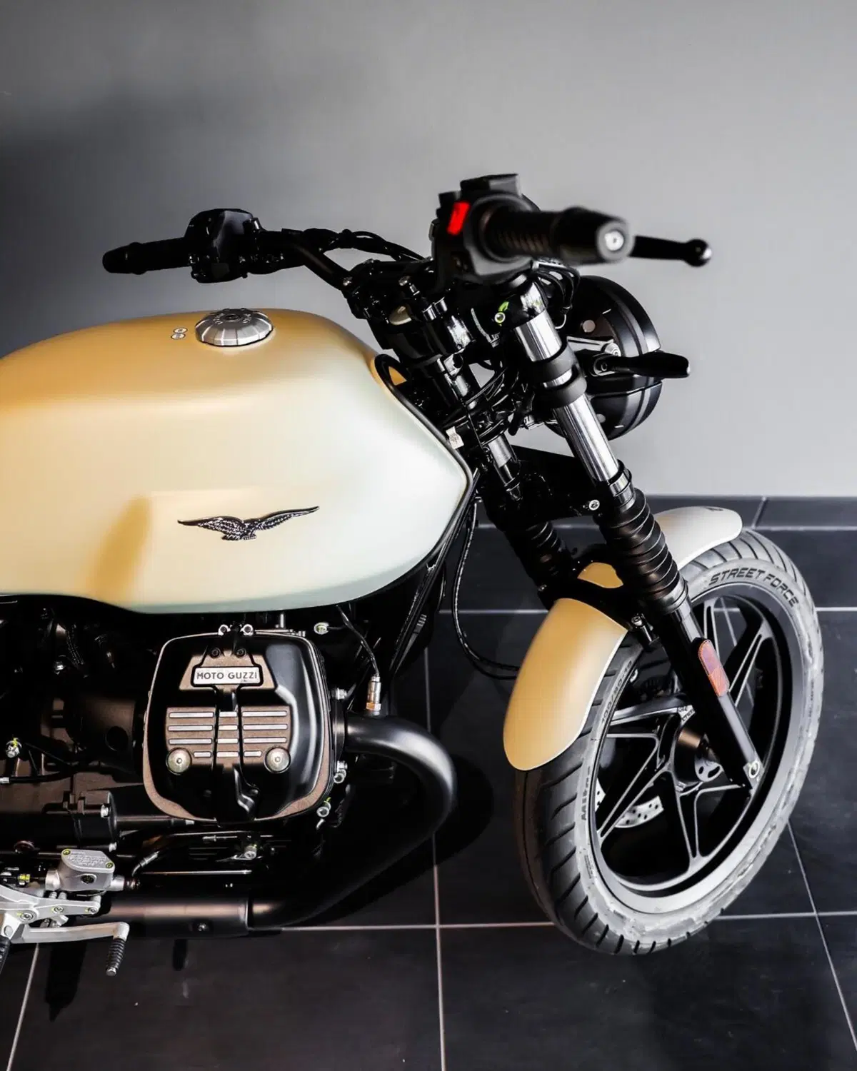 Moto Guzzi V7 Stone (2025 - 26) (19)