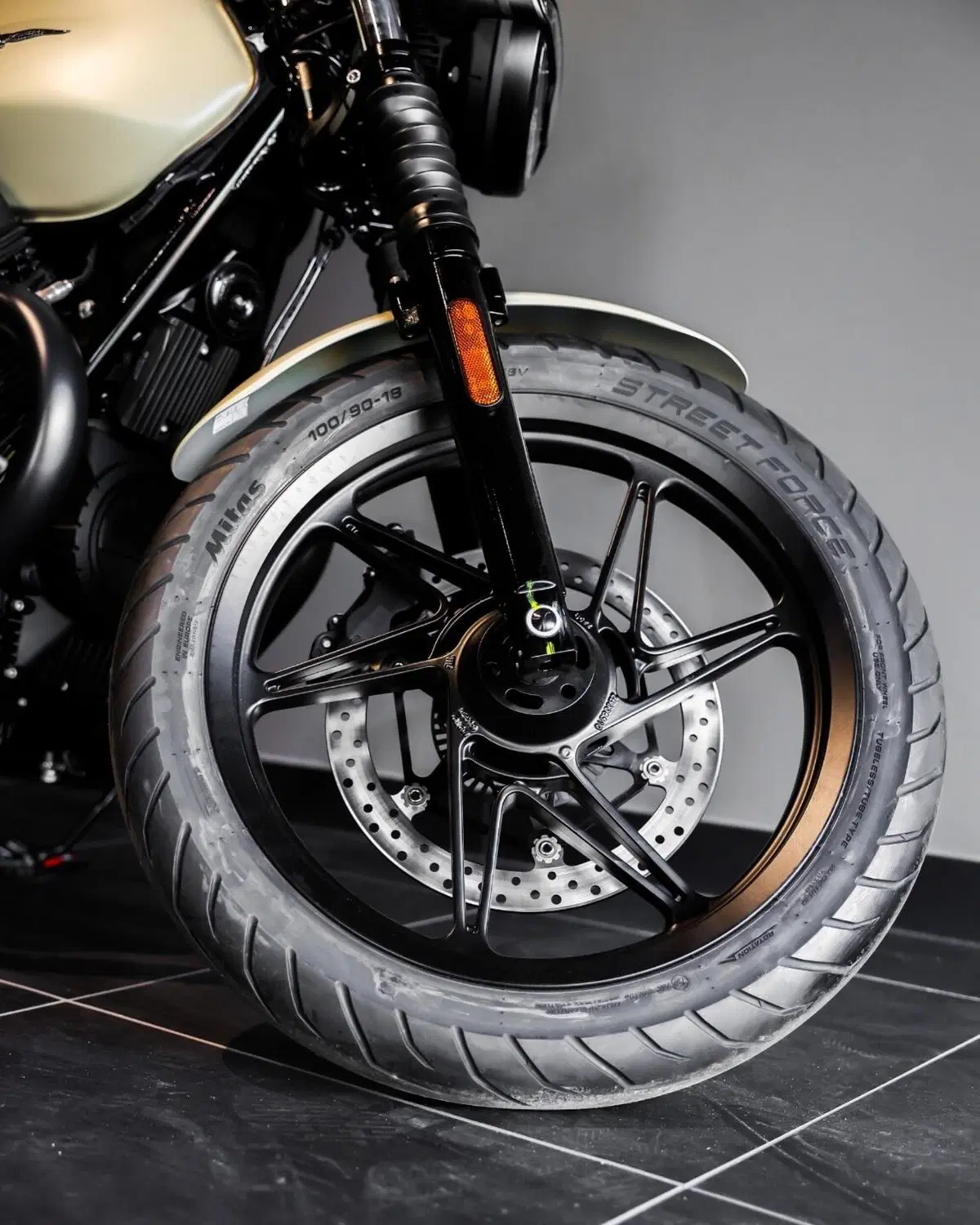 Moto Guzzi V7 Stone (2025 - 26) (20)
