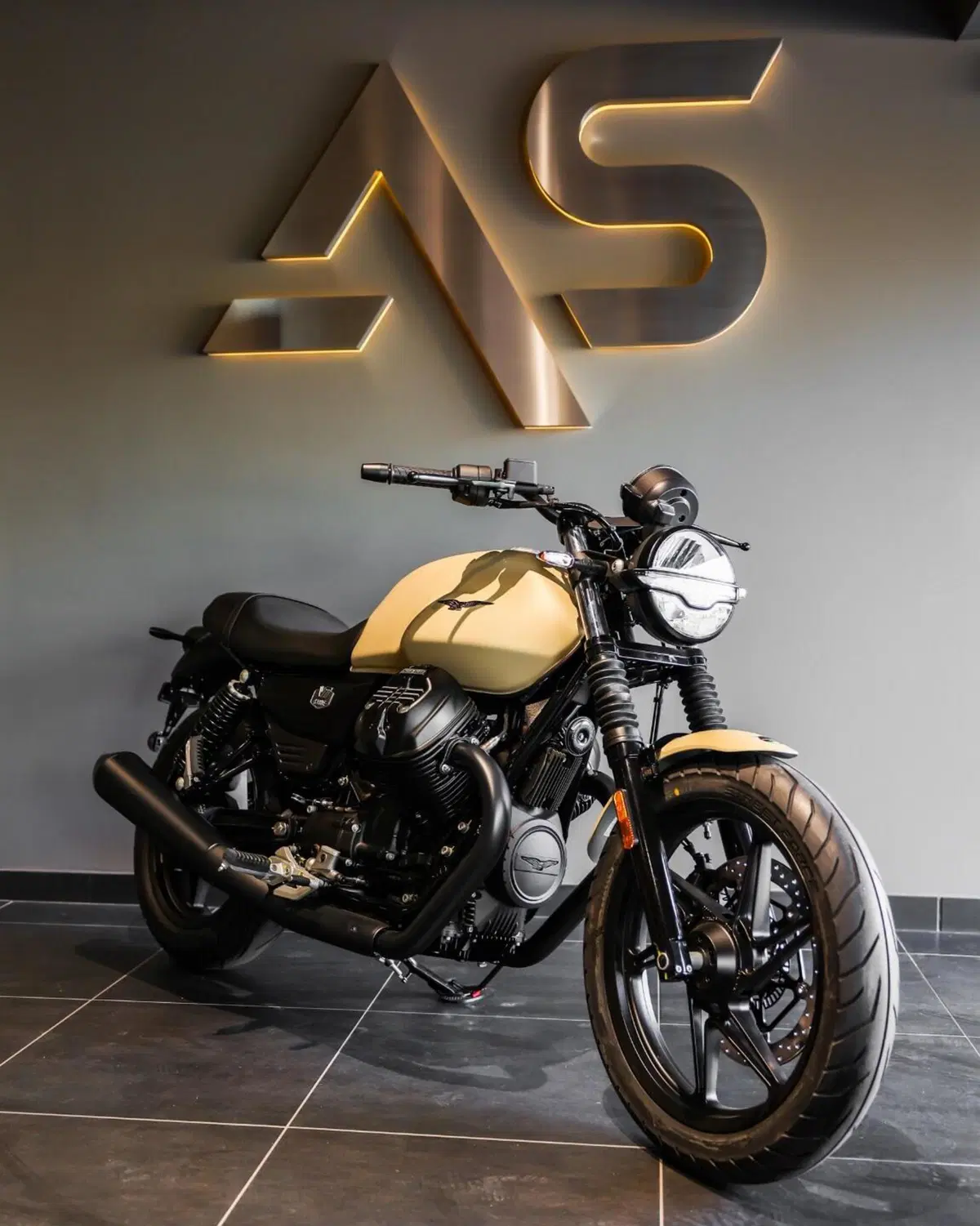 Moto Guzzi V7 Stone (2025 - 26) (2)
