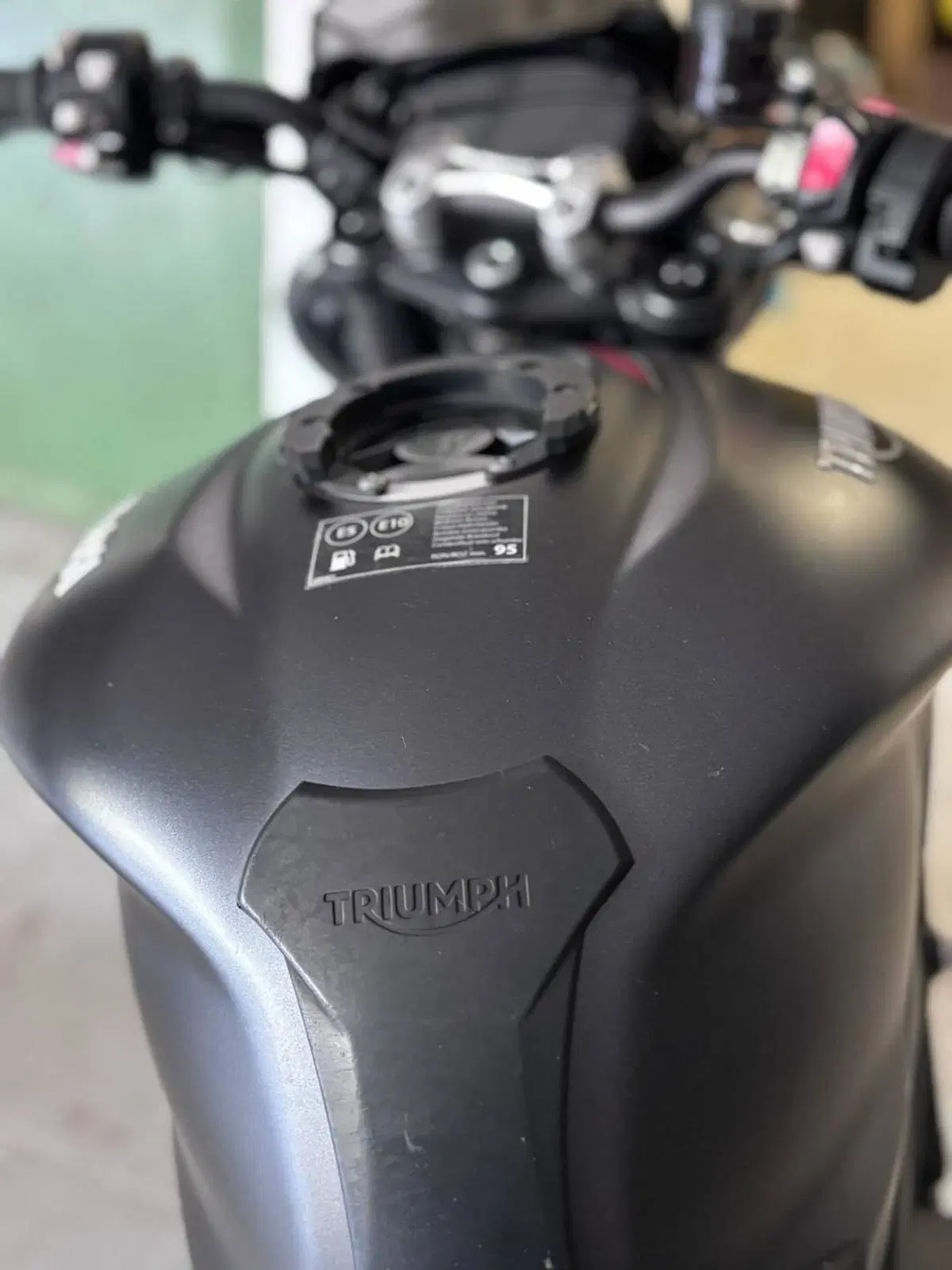 Triumph Street Triple RS (2017 - 19) (3)