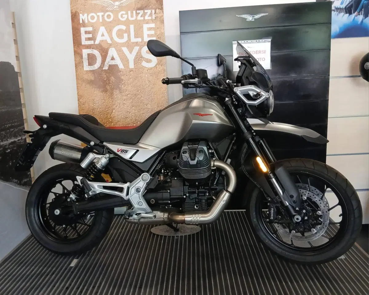Moto Guzzi V85 Strada (2024 - 26)