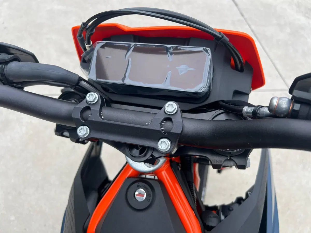 KTM 690 SMC R (2026) (2)