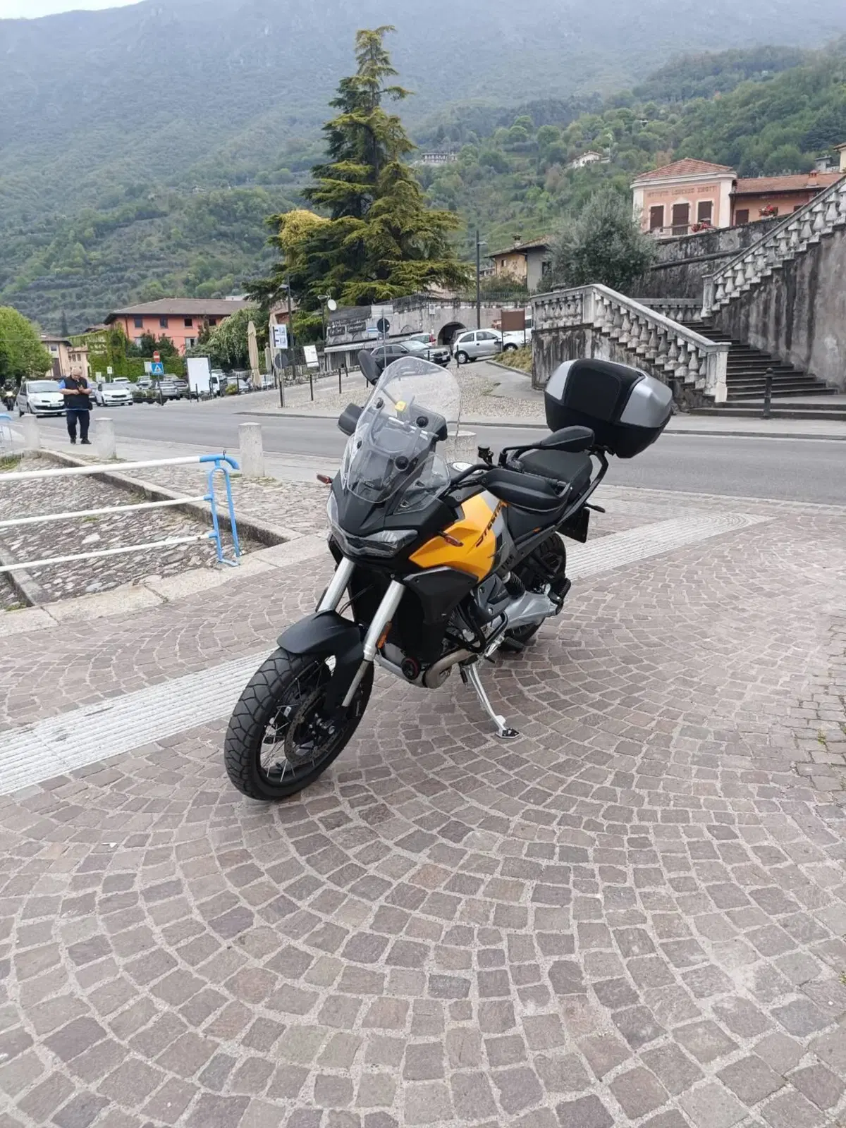 Moto Guzzi Stelvio (2024 - 26) (4)