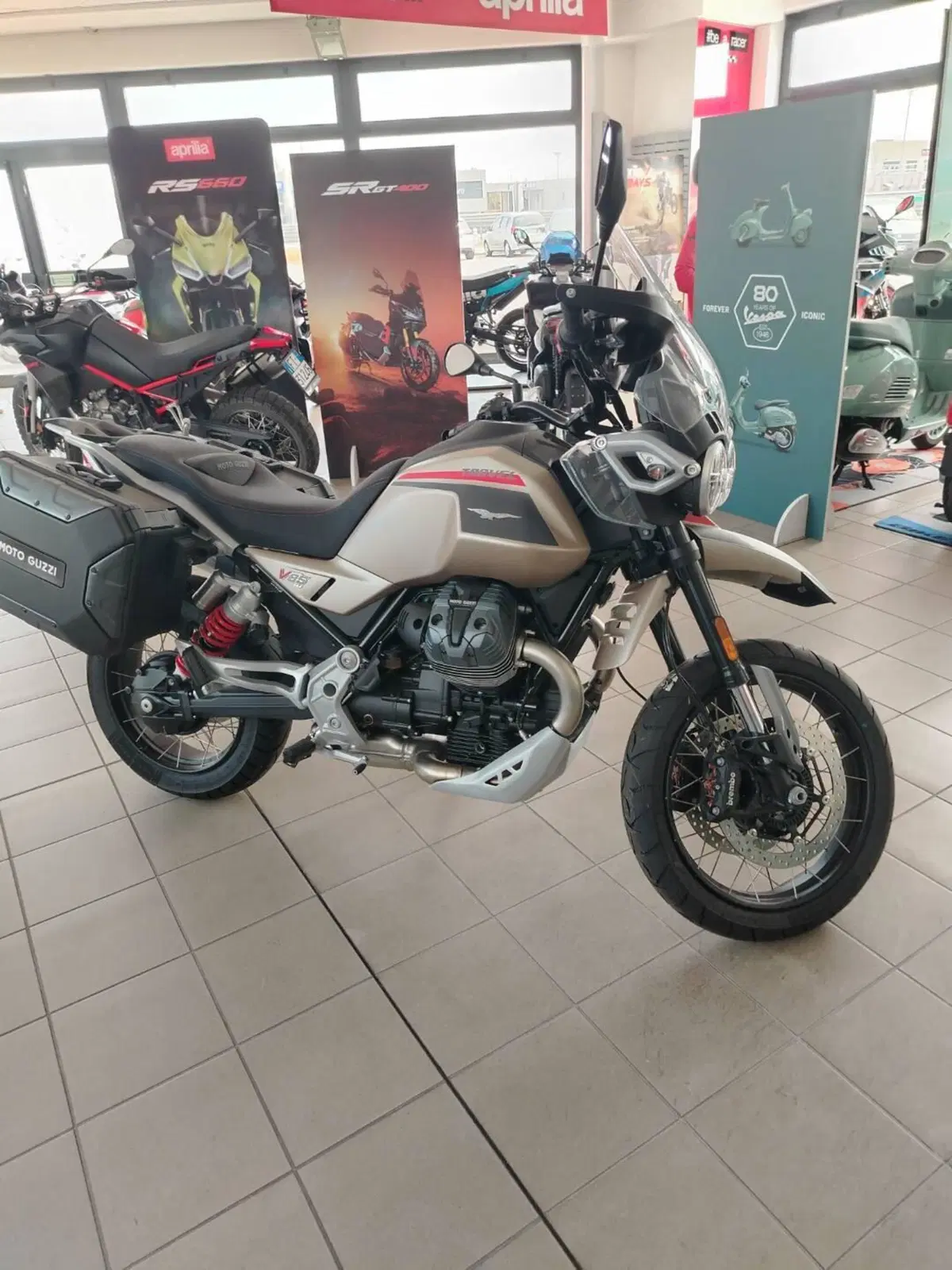 Moto Guzzi V85 TT Travel (2024 - 26) (2)