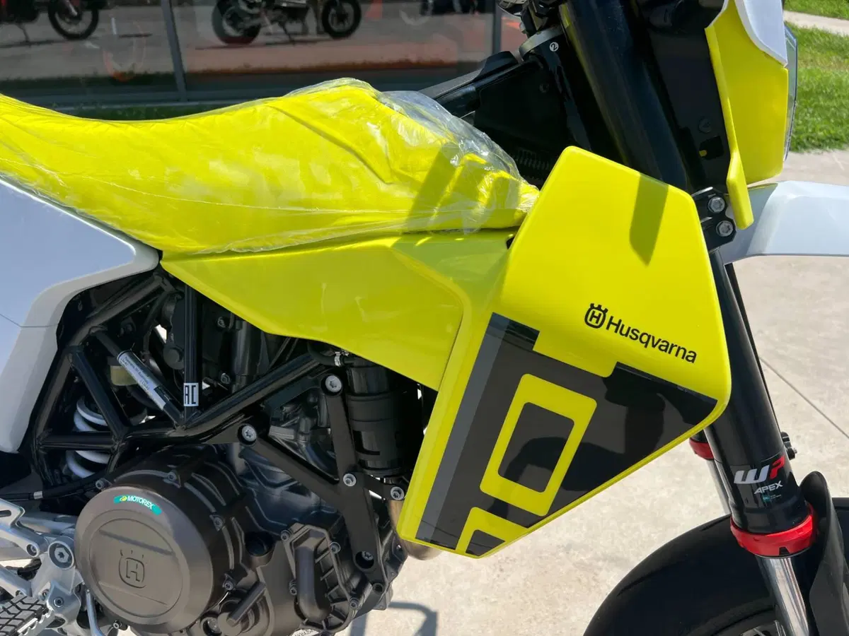 Husqvarna 701 Supermoto (2026) (2)