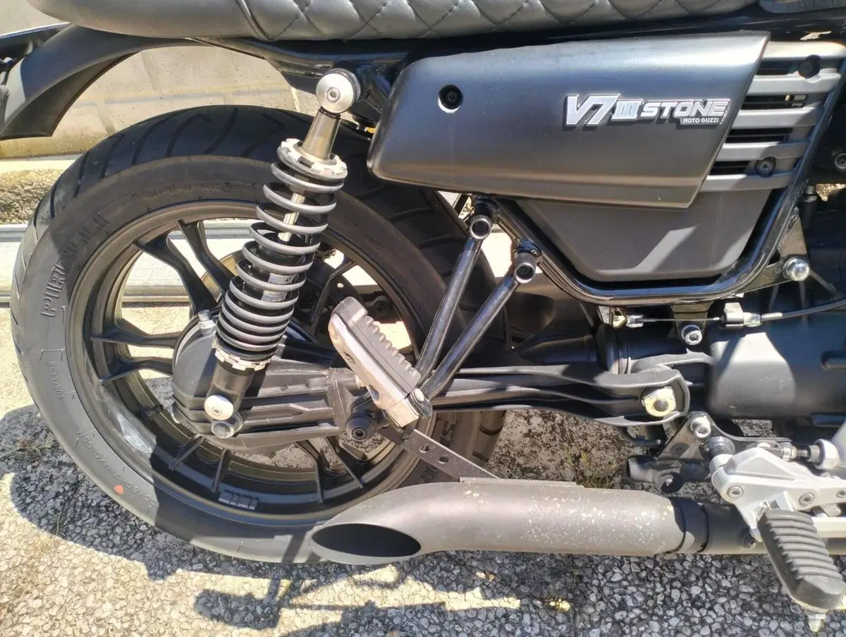 Moto Guzzi V7 III Stone (2017 - 20) (6)