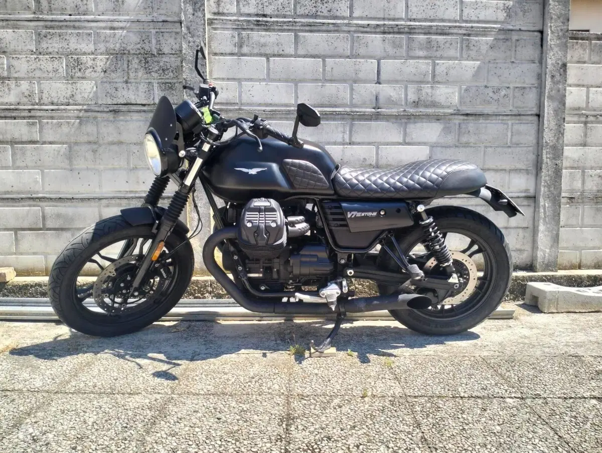 Moto Guzzi V7 III Stone (2017 - 20) (2)