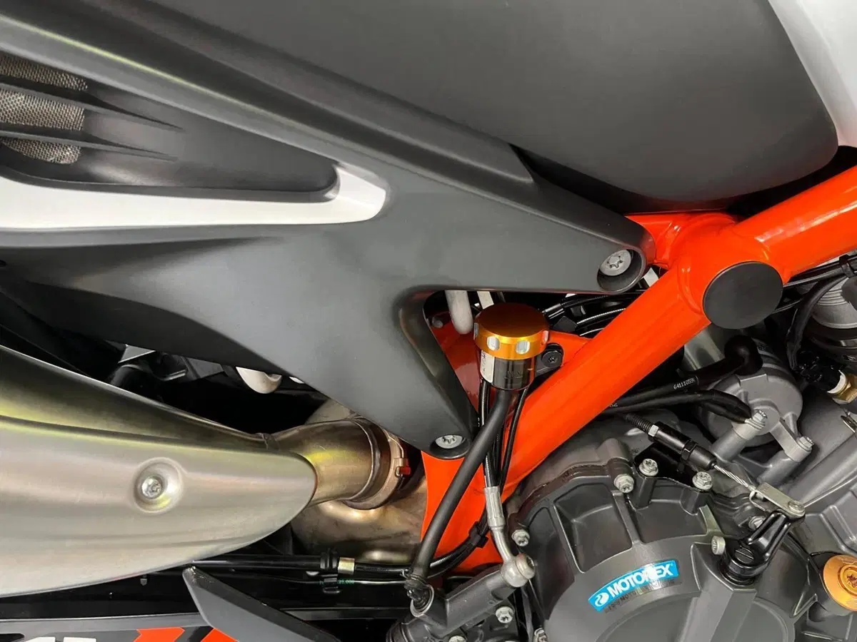 KTM 890 Duke R (2021) (4)