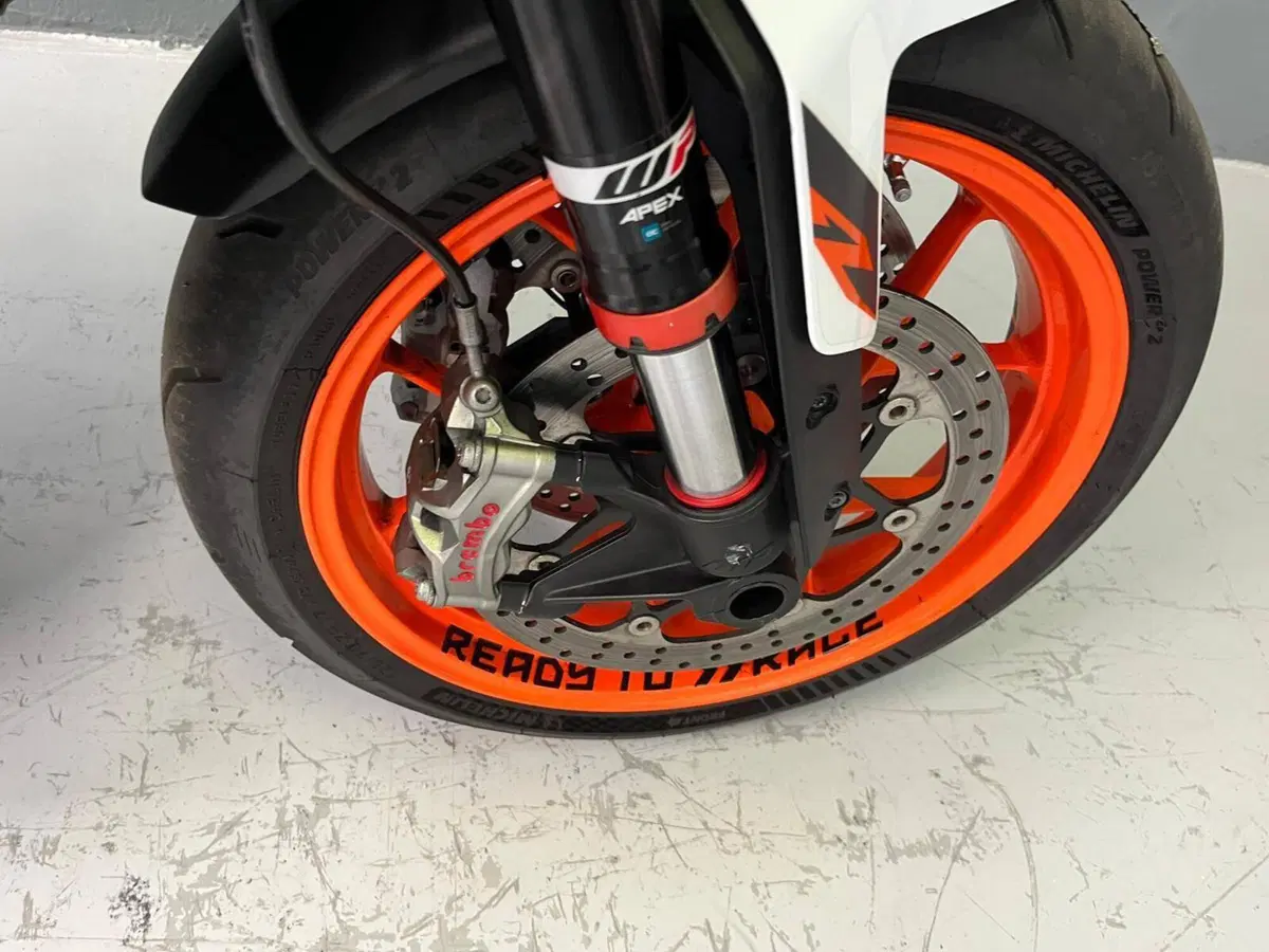 KTM 890 Duke R (2021) (12)