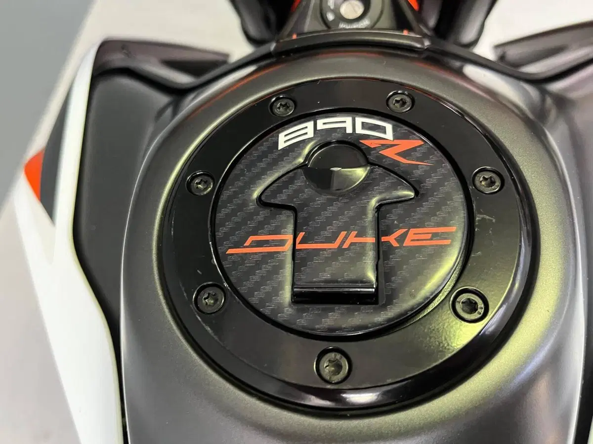 KTM 890 Duke R (2021) (11)