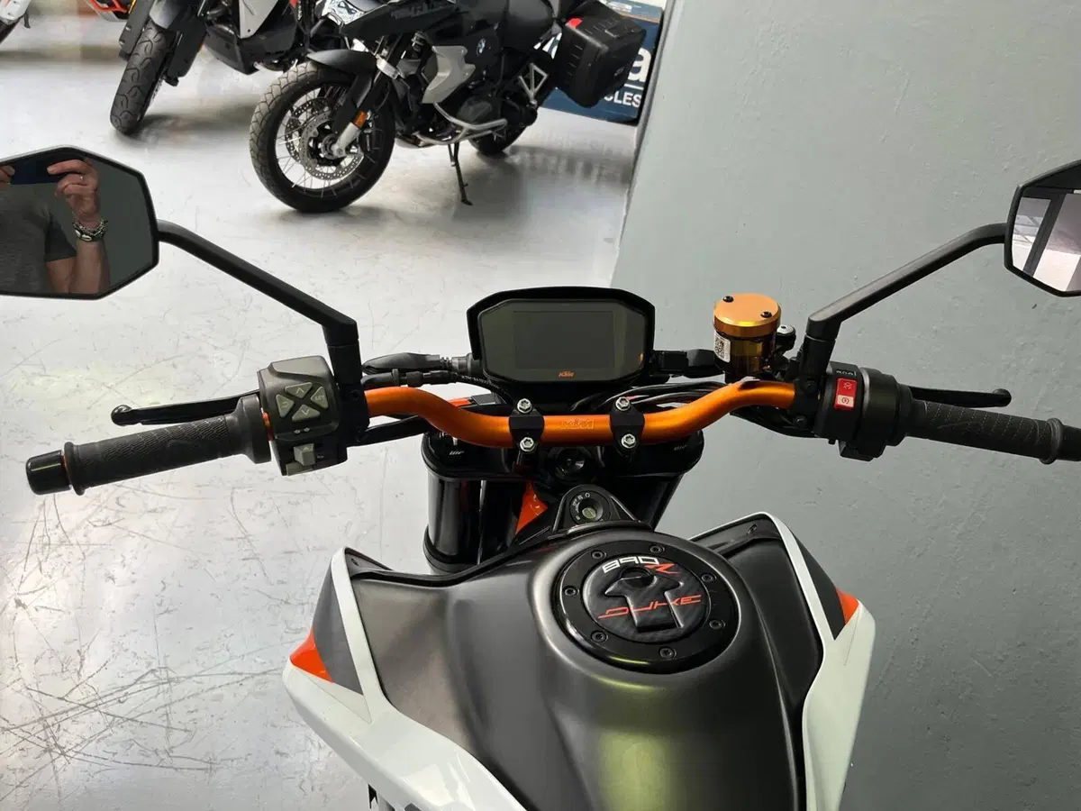 KTM 890 Duke R (2021) (6)