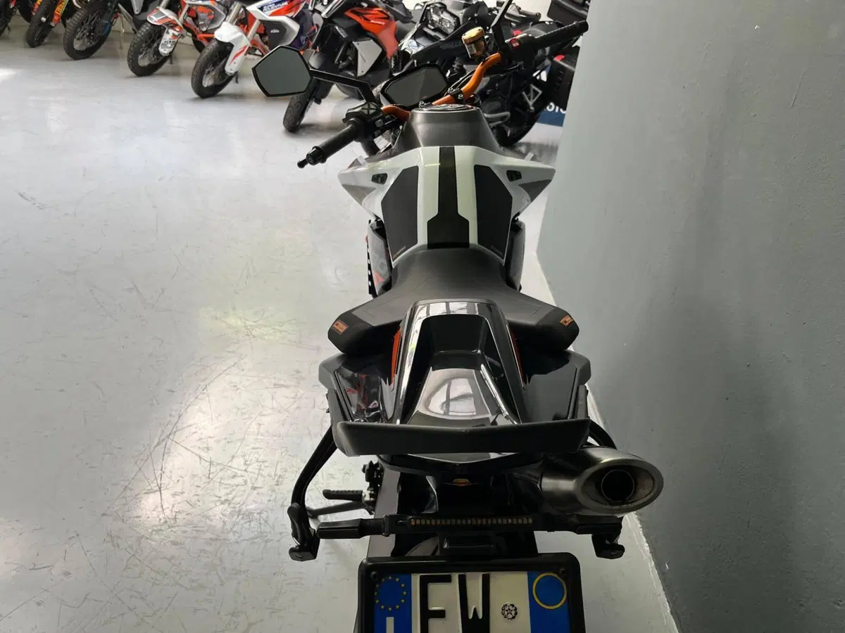 KTM 890 Duke R (2021) (7)