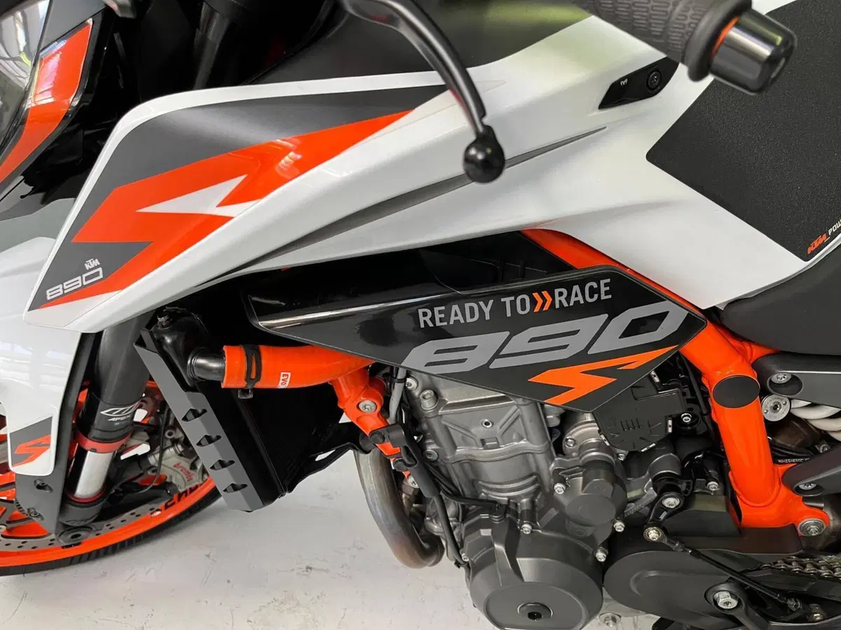 KTM 890 Duke R (2021) (3)