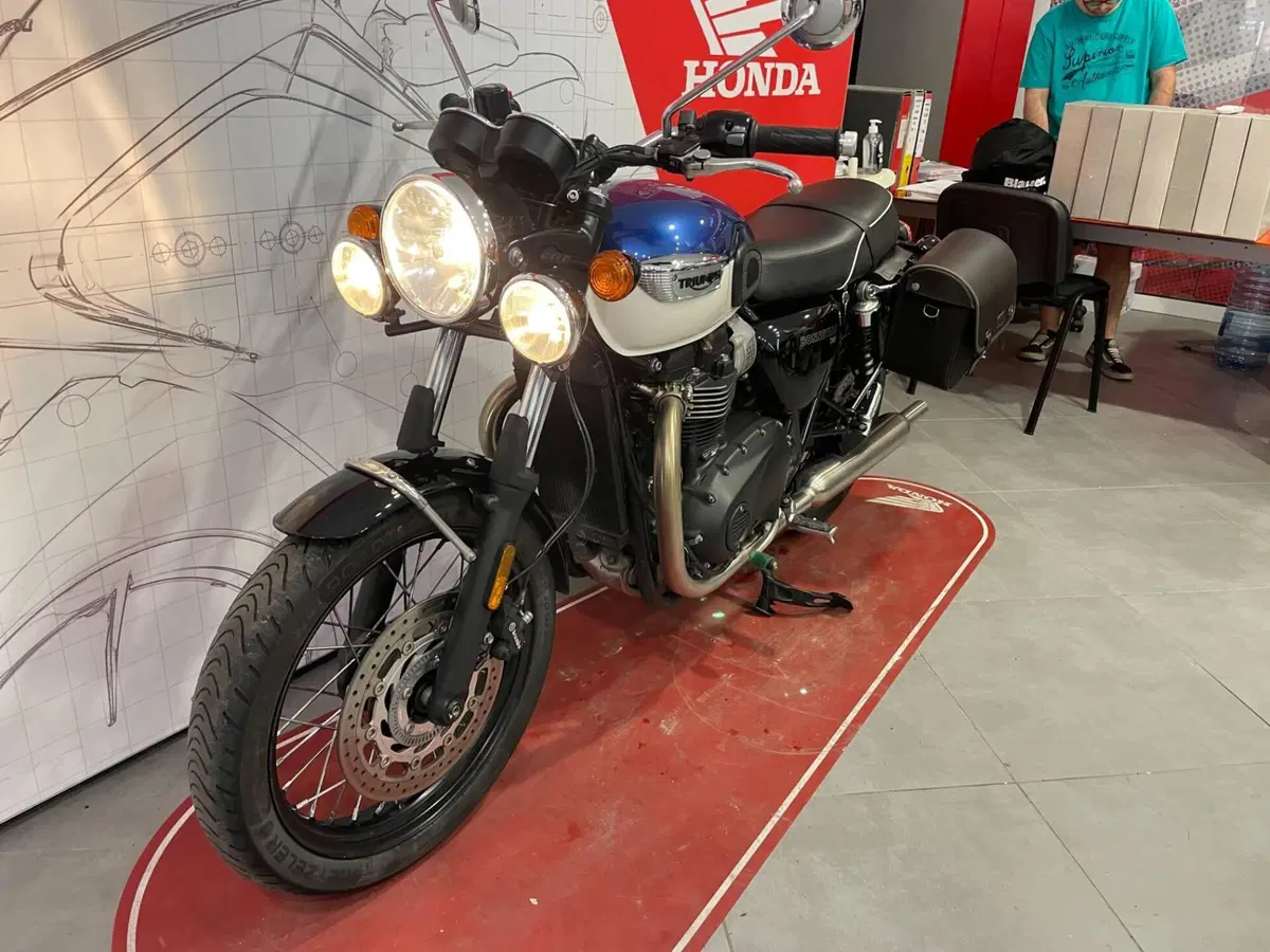 Triumph Bonneville T100 (2021 - 25) (2)