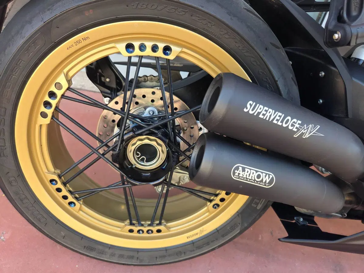 MV Agusta Superveloce 800 S (2021 - 25) (7)