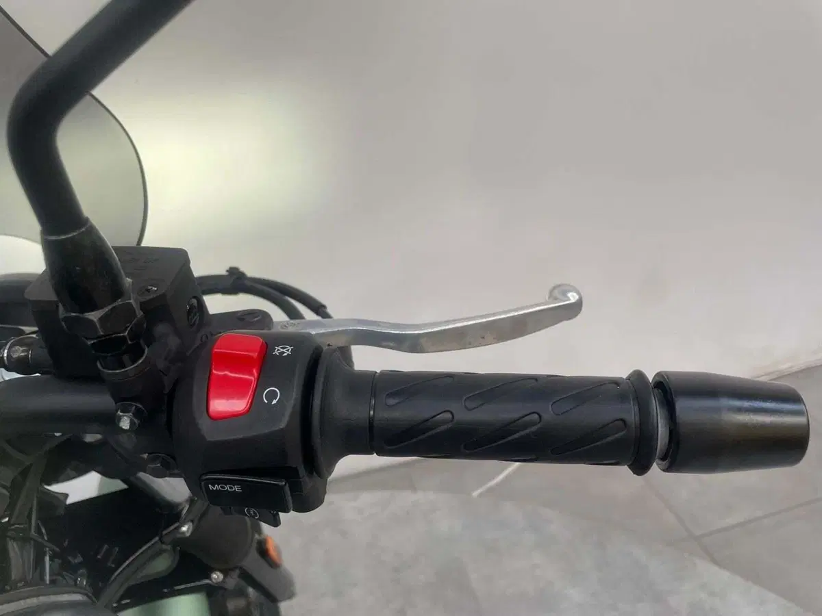 Moto Guzzi V7 Stone Centenario (2021 - 22) (5)