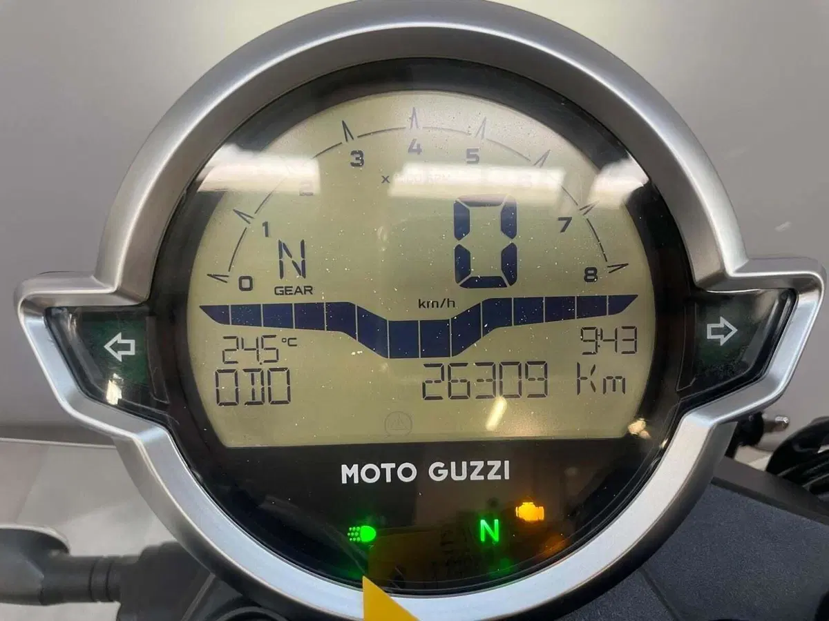 Moto Guzzi V7 Stone Centenario (2021 - 22) (7)