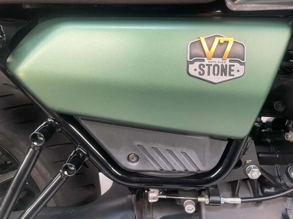 Moto Guzzi V7 Stone Centenario (2021 - 22) (8)
