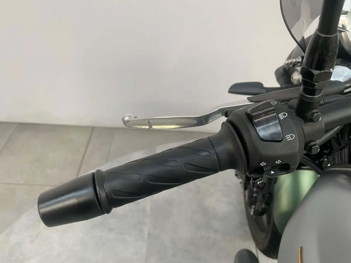 Moto Guzzi V7 Stone Centenario (2021 - 22) (9)