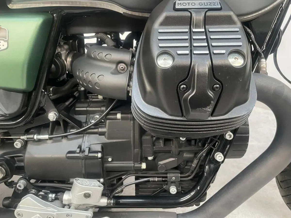 Moto Guzzi V7 Stone Centenario (2021 - 22) (10)