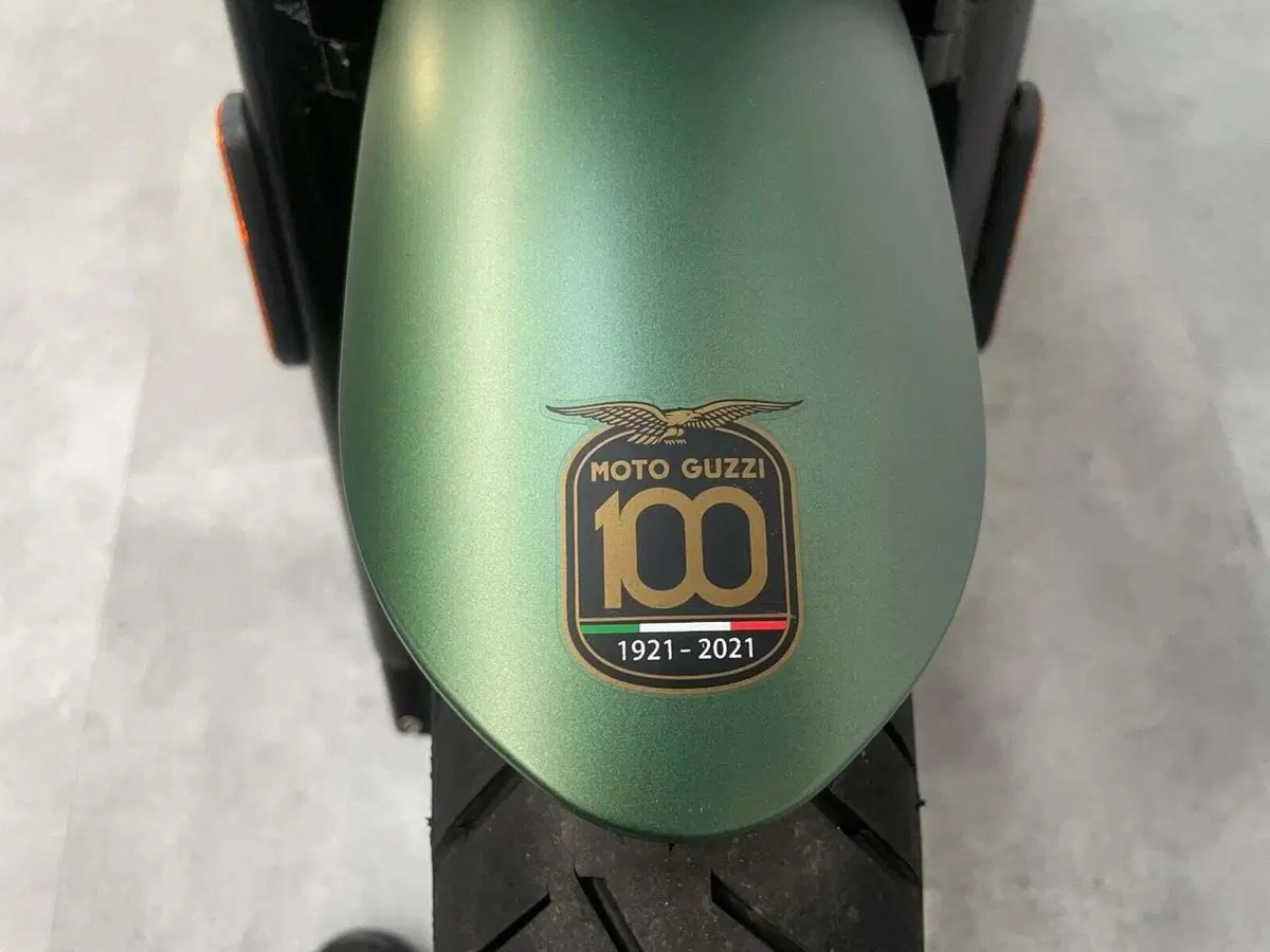 Moto Guzzi V7 Stone Centenario (2021 - 22) (11)