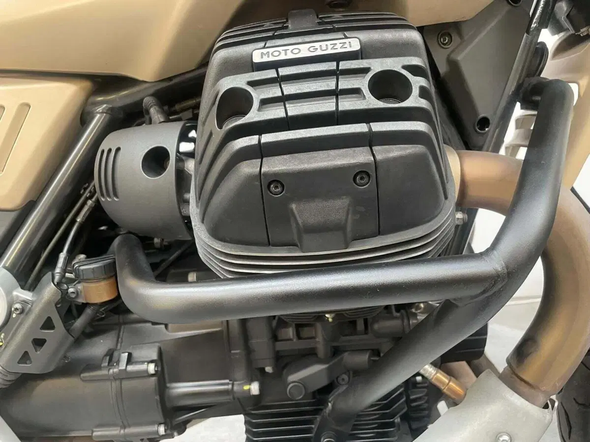 Moto Guzzi V85 TT Travel (2020) (5)