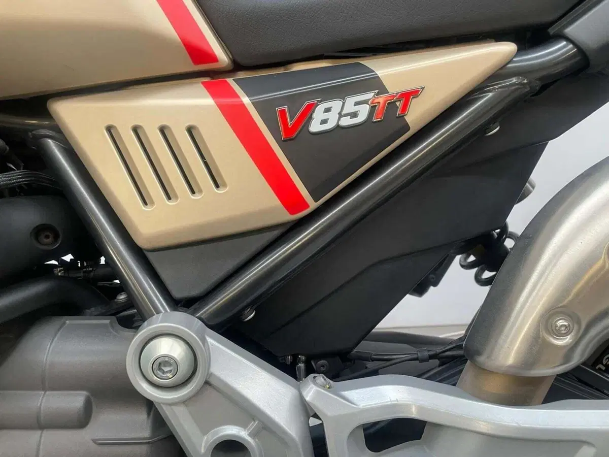 Moto Guzzi V85 TT Travel (2020) (8)