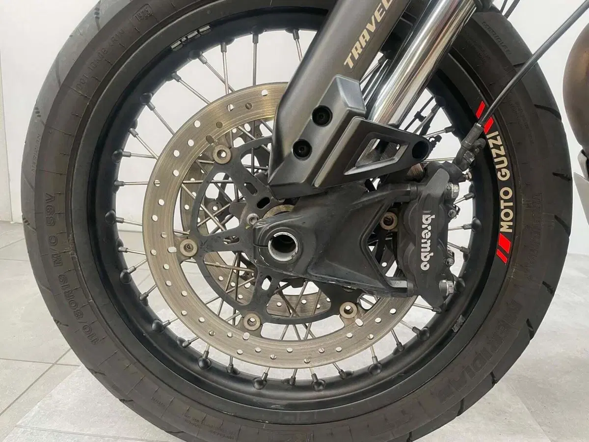 Moto Guzzi V85 TT Travel (2020) (16)