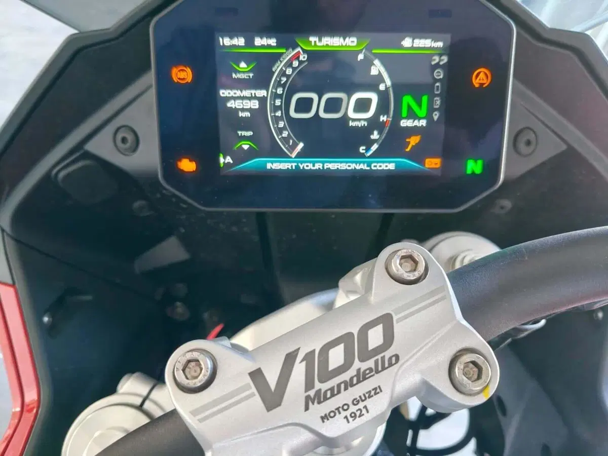 Moto Guzzi V100 Mandello (2022 - 24) (3)