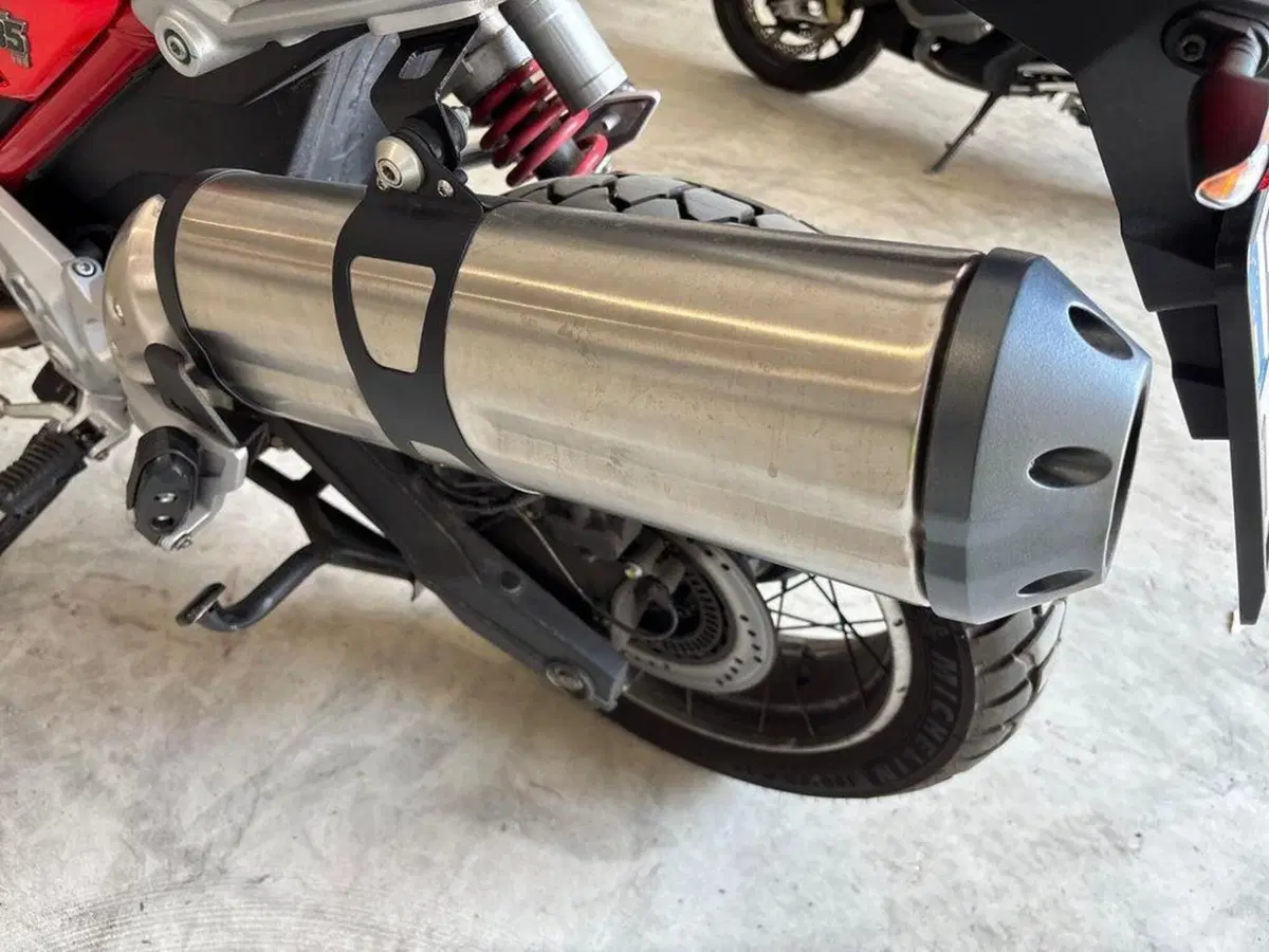 Moto Guzzi V85 TT (2024 - 26) (10)