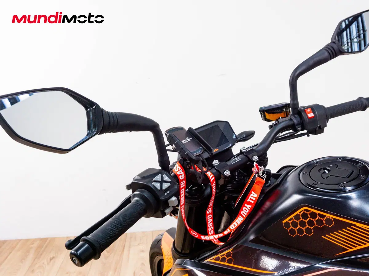 KTM 890 Duke L (2021) (10)
