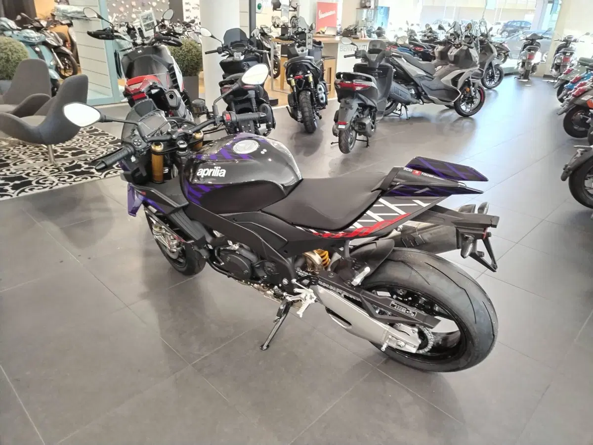 Aprilia Tuono V4 Factory (2025 - 26) (2)