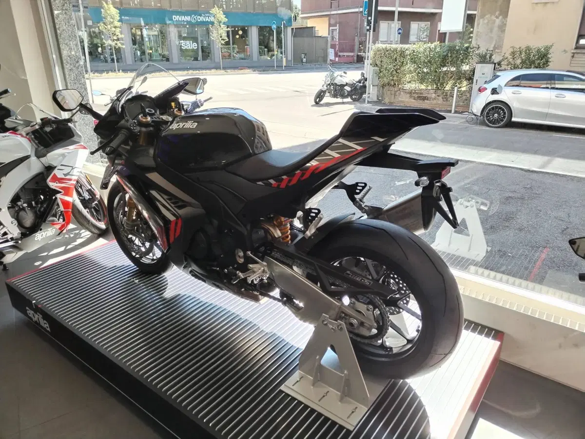 Aprilia RSV4 1100 Factory (2025 - 26) (3)