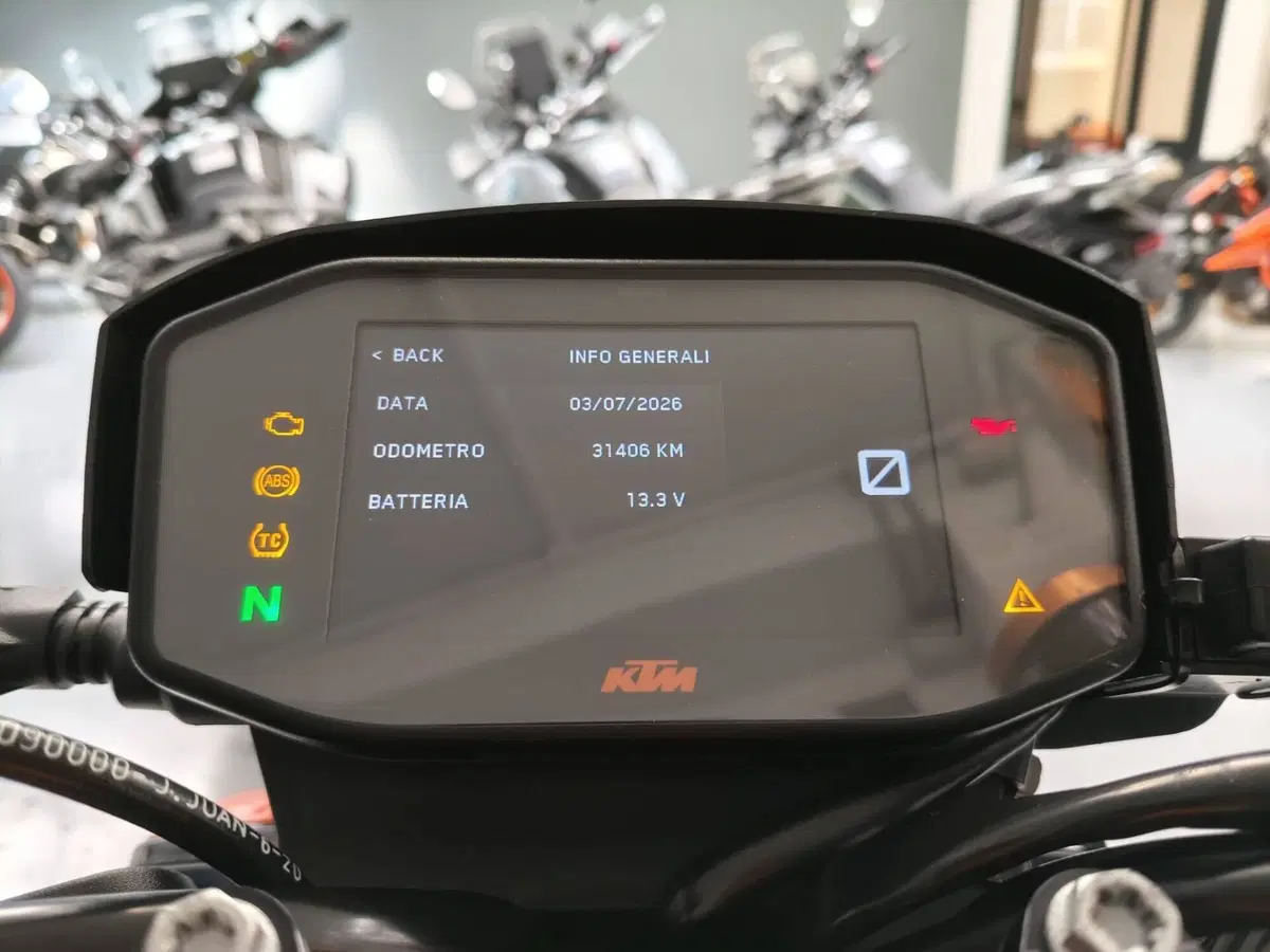 KTM 890 Duke R (2021) (14)