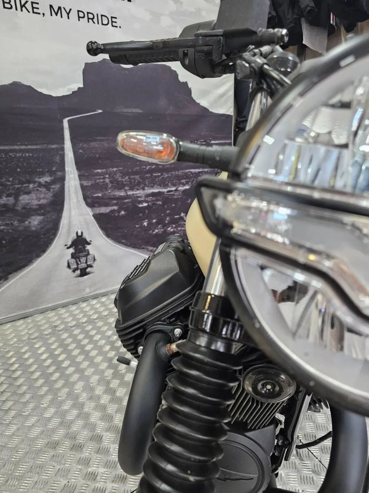 Moto Guzzi V7 Stone (2025 - 26) (3)