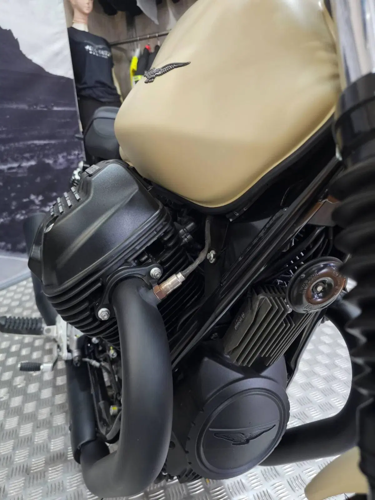 Moto Guzzi V7 Stone (2025 - 26) (4)