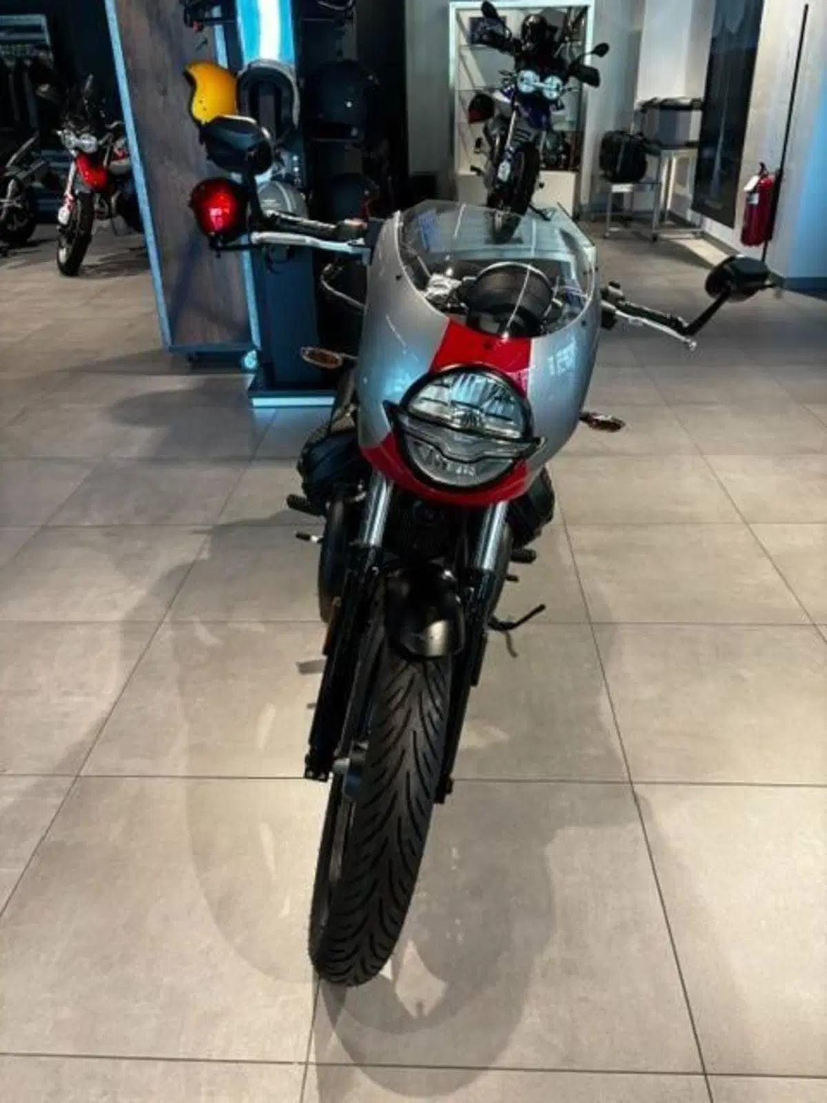Moto Guzzi V7 Stone Corsa (2023 - 25) (3)