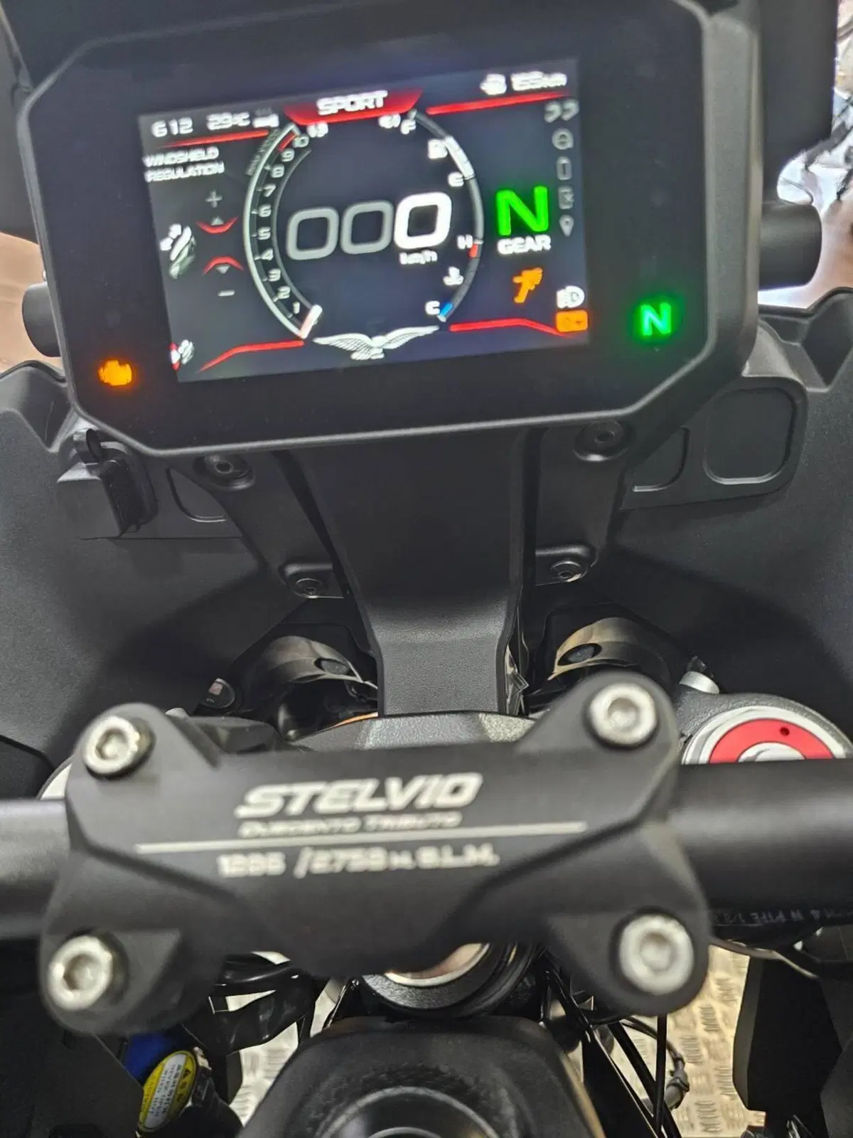 Moto Guzzi Stelvio Duecento Tributo (2025 - 26) (3)